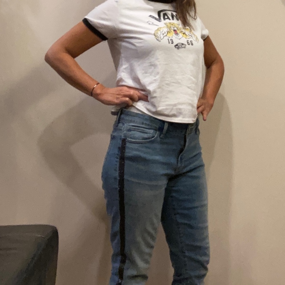 Cute mid rise jeans with black side stripe.